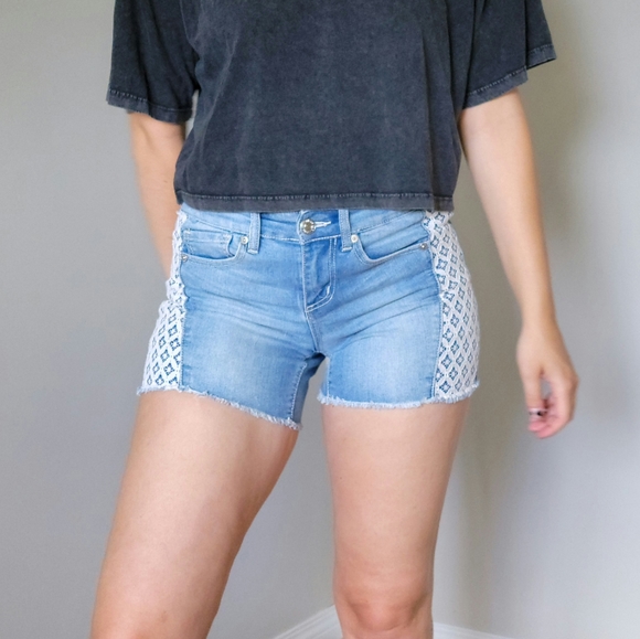 Seven7 Lace Denim Light Wash Jean Short - Picture 3 of 8